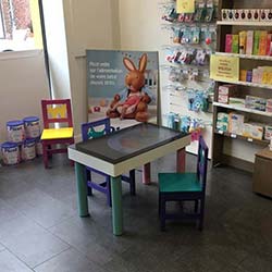 Table tactile pour les enfants en pharmacie